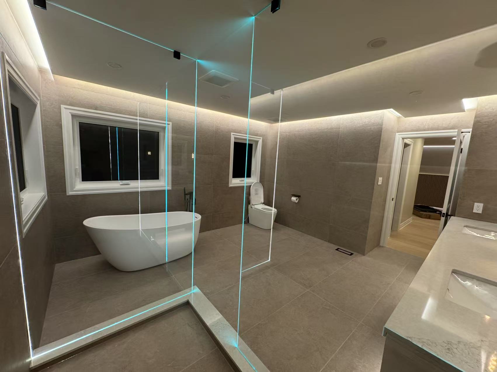 Compact bathroom with glass screen and shelf niche